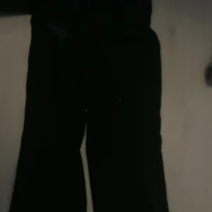 Svarta vida byxor med snörning - Säljer ett par svarta byxor med breda ben och snörning i midjan. Perfekta för en chill och avslappnad stil. Passar dig som gillar loose fit och vill ha något bekvämt men ändå snyggt.