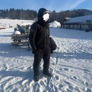 Svart Sail Racing vinterjacka M - Säljer en svart Sail Racing jacka i storlek medium. Jackan har huva, dragkedja framtill och logga på bröstet och ärmen. 