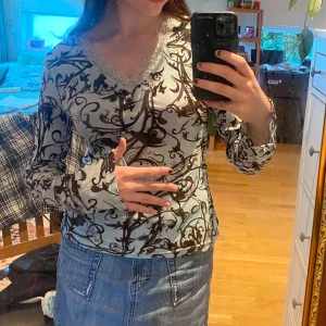 Mönstrad tröja - Jätte fin långärmad tröja med unikt mönster som jag köpte second hand för något år sedan från märket Street One. Det saknas några paljetter vis urringningen men det syns knappt och den är i övrigt mycket bra skick.