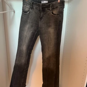Svarta bootcut jeans från Bershka - Jättesnygga svarta jeans från Bershka. Finns en vit fläck på framsidan. Säljer då de är för stora. 