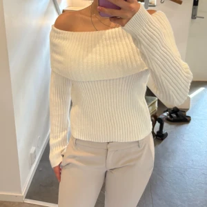 Vit ribbad offshoulder stickad tröja - Säljer en vit ribbad stickad tröja, aldrig använt. 