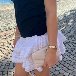 Ysl plånbok/handväska - Super stilig och elegant blånbok som är i bra skick och lätt att bära!:) 