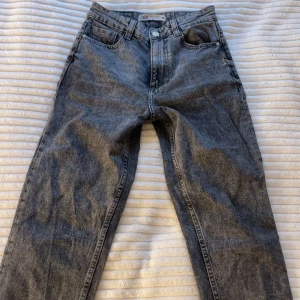 Gråa jeans  - Säljer ett par grå jeans från Zara i storlek 34. Jeansen har rak passform, mid waist och fransiga benslut för en cool vibe. Klassisk femficksmodell i tvättad grå denim. Perfekta till sneakers eller boots. Bara att dm: a vid frågor eller funderingar!💕