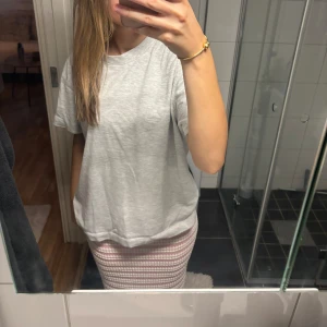 Ljusgrå basic t-shirt - Enkel och stilren ljusgrå t-shirt med rund hals och korta ärmar. Modellen är loose fit och passar perfekt till alla typer av outfits. T-shirten är gjord i mjuk bomull för maximal komfort.