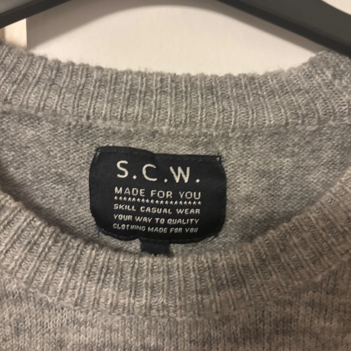 Grå stickad tröja från S.C.W. - 1