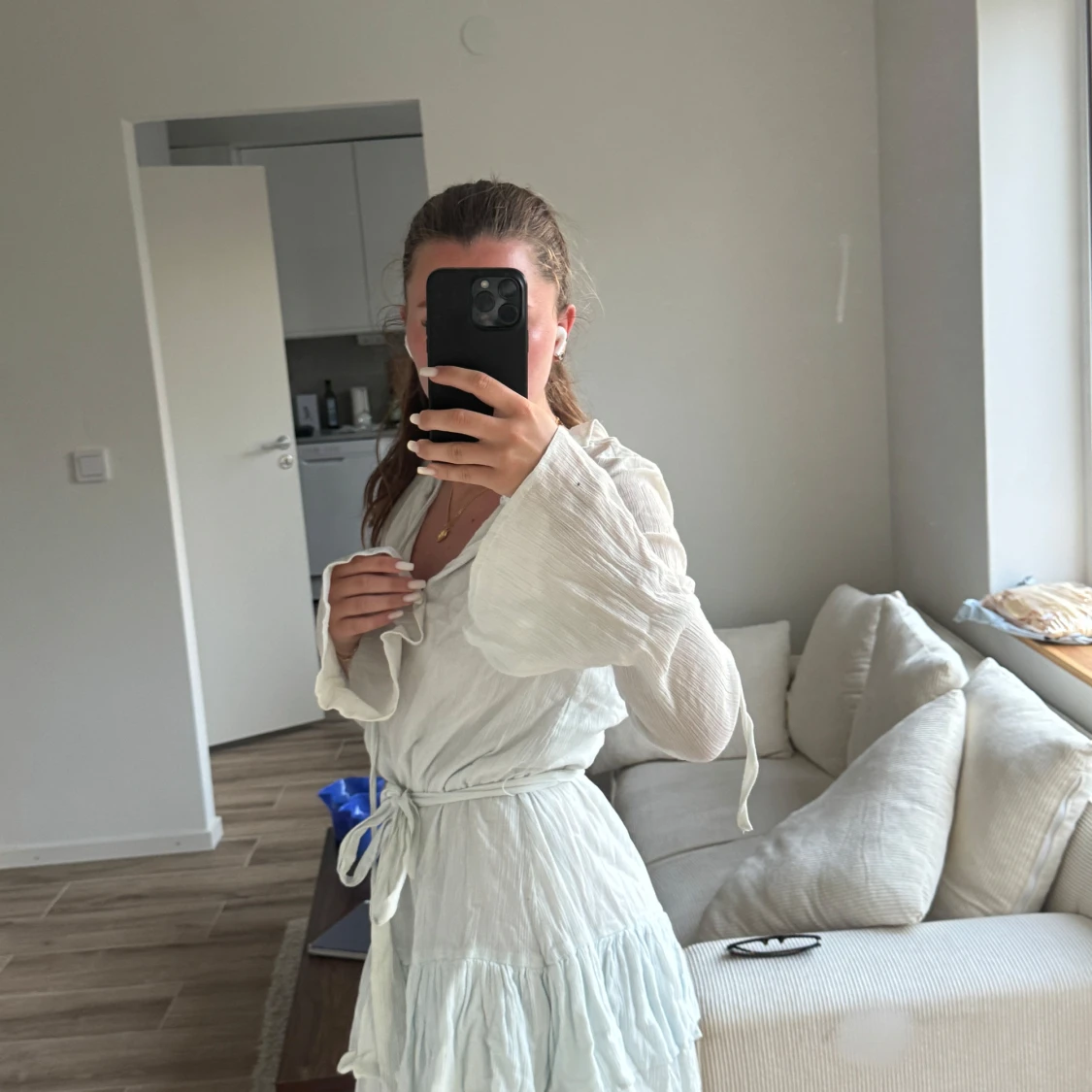 Ljusblå omlottklänning med volang - 1