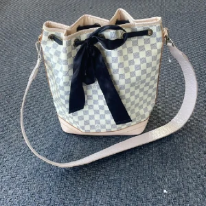 Perfekta skolväskan❤️ - Snygg axelväska som jag köpt dyrt på sacond hand. Inga defekter på den alls och jättestor den rymmer så mycket. Finns kod i innerfickan . Se sista bilden bandet är inte orginal❤️ 