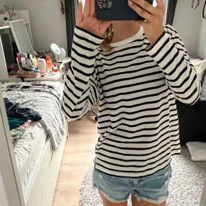 Randig långärmad tröja i bomull - Randig långärmad topp från Lager157. Knappt är använd☺️ hör av dig vid frågor.