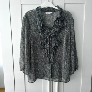 Blå blus - Fin blus i jättefint skick! Har knappt använt den. Den är lite see-through men jag har stylat den med en basic tröja under! Chiffong liknande material