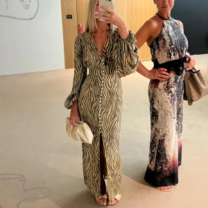 Adoore klänning - Säljer min fina Adoore klänning. Säljer då den blivit lite för liten tyvärr, storlek 34. Inga defekter, superbra skick!