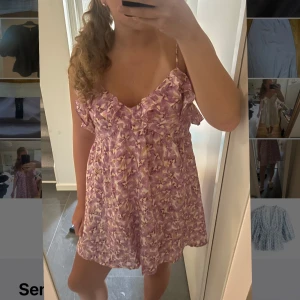 blommig klänning från H&M - Klänning från hm, omsydd lång klänning till kort. Bara och fråga om ni vill ha mått 