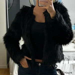 Svart pälsjacka - Svart pälsjacka som jag köpte second hand, finns inga lappar så vet ej märke eller storlek.