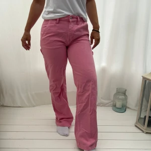 Rosa cargojeans - Snygga rosa cargojeans med raka ben🩷🩷