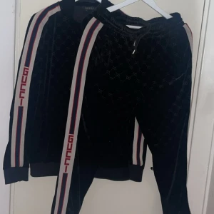 Svart gucci dress  - Hej, jag säljer min gucci dress för har tröttnat på den, stl xl men passar i M som jag, inga skador, fråga om mer bilder eller funderingar, kan sälja den för minst 1800kr 