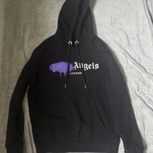 Palm angels hoodie - Palm angels hoodie köpt från miinto för cirka 2 år sedan.             Defekt: P har ramlat av på en av lapparna   Ny pris cirka 4000 mitt pris 999