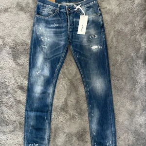 Dondup jeans george - Tja! Säljer nu dessa feta dondups jeansen! Jeansen är i fint skick med orginal slitningar och en fin tvätt på jeansen! Nypris på jeansen är cirka 4000kr, Vid bilder eller frågor skriv privat!
