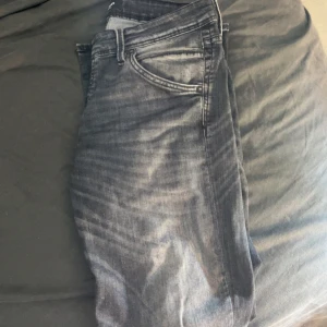 Gråa Jack n Jones Jeans - Feta Jack n Jones jeans slim glenn, storlek 32/32.