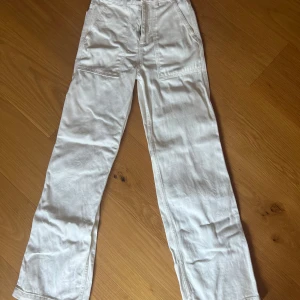 Vita cargojeans från Bik Bok - Jättesnygga vita cargopants från Bik Bok med raka ben och flera stora fickor både fram och bak. Aldrig använda. 