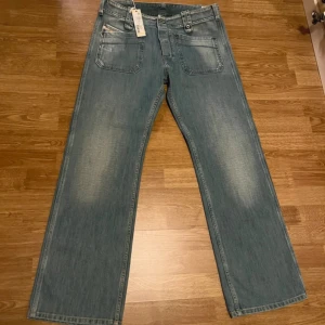 Vintage blå jeans - Helt nya ljusblåa herr jeans från Diesel i storlek W33 L32 , köpta för minst 25 år sedan