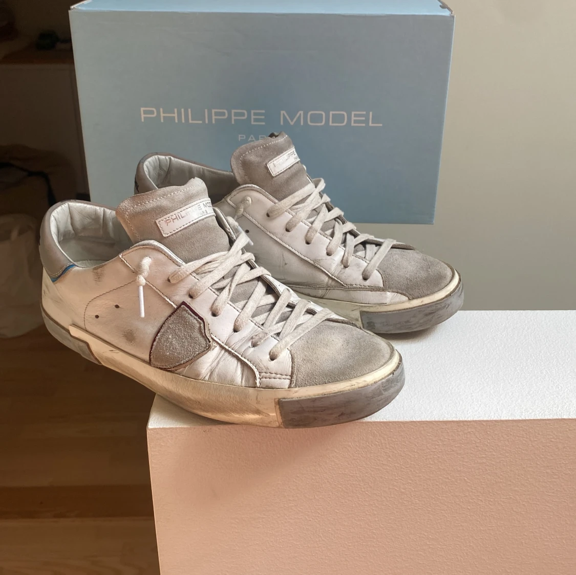 Philippe Model vita/grå sneakers