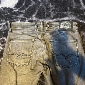 Replay Anbass  - Tvär balla gråa Replay jeans, av modellen Anbass🙌🏻 || skick: 9/10 || Pris: 499kr || Själv är jag 182, passar allt runt det.. || Skriv vid frågor!