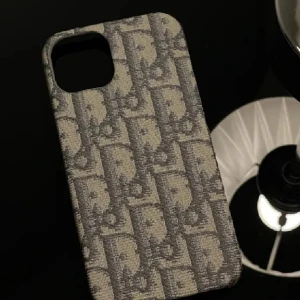 IPhone 15 Skal - Snyggt mobilskal från Dior i grått med ikoniskt mönster. iPhone 15💕