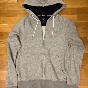 Gant zip hoodie  - Storlek XS. Använd några få gånger och säljes pga att jag växt ur den. Köptes i gant butik för cirka 1500 (har tyvärr inte kvitto). 