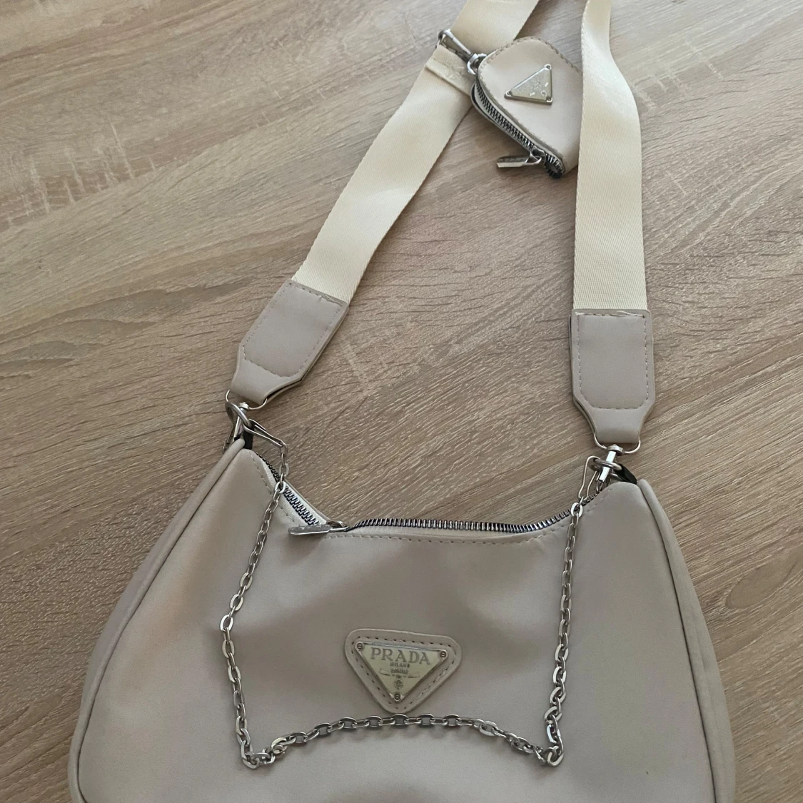 Beige axelväska från Prada med kedja - 1