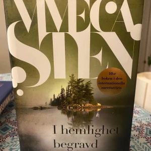 I hemlighet begravd av Viveca Sten  - En spännande deckare där hemligheter och gamla familjerelationer kommer upp till ytan efter att ett människoskelett hittas på en ö utanför Sandhamn. Perfekt för dig som gillar mysterier och nervkittlande berättelser!