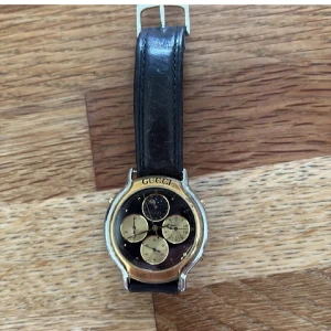 Gucci klocka - Mycket snygg Gucci klocka från 90 talet. Klockan tickar inte vilket förmodligen tyder på att batteriet behöver bytas ut. Jag är inte jättekunnig på klockor och därmed är jag mer än glad över att diskutera detaljer och hjälpa med det jag kan så kom privat:) endast goda omdömen på plick så ni kan vara säkra på god affär