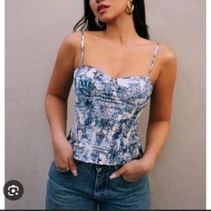 korsetttopp, blått mönster, PLT  - En korsettopp från pretty little thing. Vit/blå med mönster. Strl S. Använd 1 gång 