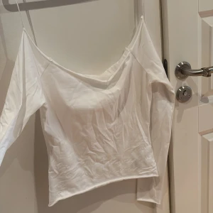 Vit långärmad offshoulder topp - Of shoulder top, säljer pga för liten för mig. Endast prövad. Behöver strykas. 