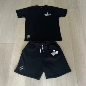 Valerra summer set - sommarset från Valerra, bestående av matchande T-shirt och shorts. Setet har en minimalistisk design med en broderad logga på bröstet och en större tryckt logga som ger en modern touch.  Materialet är av premiumkvalitet – huvudsakligen bomull – vilket gör det både bekvämt och perfekt för varma dagar. Det här setet är en del av en exklusiv drop och kommer med största sannolikhet inte att släppas igen i år.  Perfekt för dig som gillar stilrena, street-inspirerade plagg med hög kvalitet