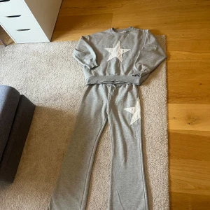 Set från lindex, skönt och mjukt med snygga stjärnor - Snyggt set från Kappahl med coola stjärnor. Byxorna har storlek 170 och tröjan 158-164