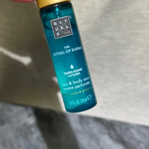 Ny! Rituals The Ritual of Karma mist 20ml - Helt ny! Fräsch hår- och kroppsmist från Rituals, The Ritual of Karma. Kommer i en smidig blågrön plastflaska med guldfärgat spraylock. Doft av lotusblomma och vitt te. Perfekt att ta med i väskan för en snabb uppfräschning. Väldigt härlig somrig doft, perfekt att ha med i handväskan.