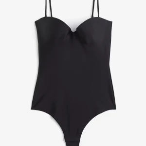 Svart body  - Säljer denna virala bodyn från h&m som är slutsåld överallt! endast använd 1 gång! 💕