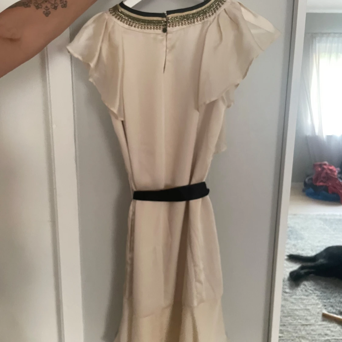 Champagnefärgad klänning med volang - 1