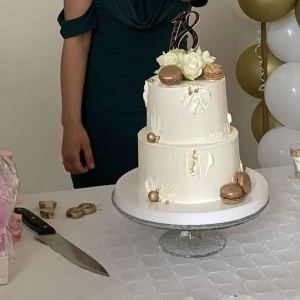 Mörkgrön offshoulder kortklänning - Supersnygg mörkgrön klänning med offshoulder och volangdetalj upptill. Klänningen är knälång och har en figurnära passform som framhäver siluetten. Perfekt för dig som vill sticka ut med en elegant men modern look. Endast använd en gång! Pris går att diskutera 