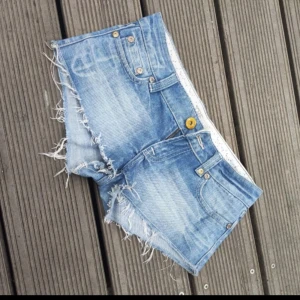 Lågmidjade jeansshorts  - Supergulliga favvo shortsen som tyvvär säljs då jag har för många o behöver pengar🩷 Skriv innan ni köper för de är hos min pappa så jag kan posta om 1 vecka🩷🩷 Kan paxa de vid bra bud🥰