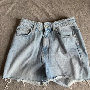 Jeansshorts  - Helt nya, endast testade då de är för små. 