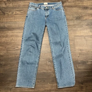 Blå jeans från Abrand - Blå jeans från märket Abrand jeans, använda några fåtal gånger. Storlek 30, modell A’99 Low straight. Köpa på jeansbolaget för 999kr