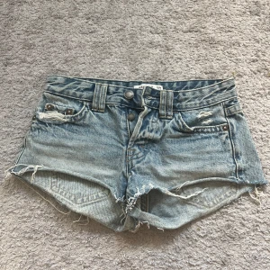 Blå jeansshorts från Pull&Bear - Snygga blå jeansshorts från Pull&Bear med slitna detaljer och fransig kanter. Dem är lågmidjade och har snygga fickor med knapp lock där bak. Midjemåttet är 37 cm. Dessa är mina favorit jeans shorts men säljer då dem är för små💗💗