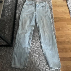 ljusblå raka jeans - Dessa är köpta på Gina Tricot jeans i ljusblå tvätt med raka ben och femficksmodell. Jeansen har låg midja. Använt de ett flertal gånger men kommer tyvärr inte till användning. Jeansen är lite slitna ner till som kan kan se på första bilden längst ner. Det är storlek 34. Skriv privat om ni vill ha bild hur de ser ut på🤍