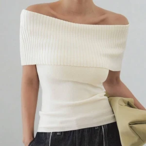 Vit offshoulder topp - Superfin vit offshoulder topp!! Helt oanvänd🩷 säljer då den inte kommit till användning