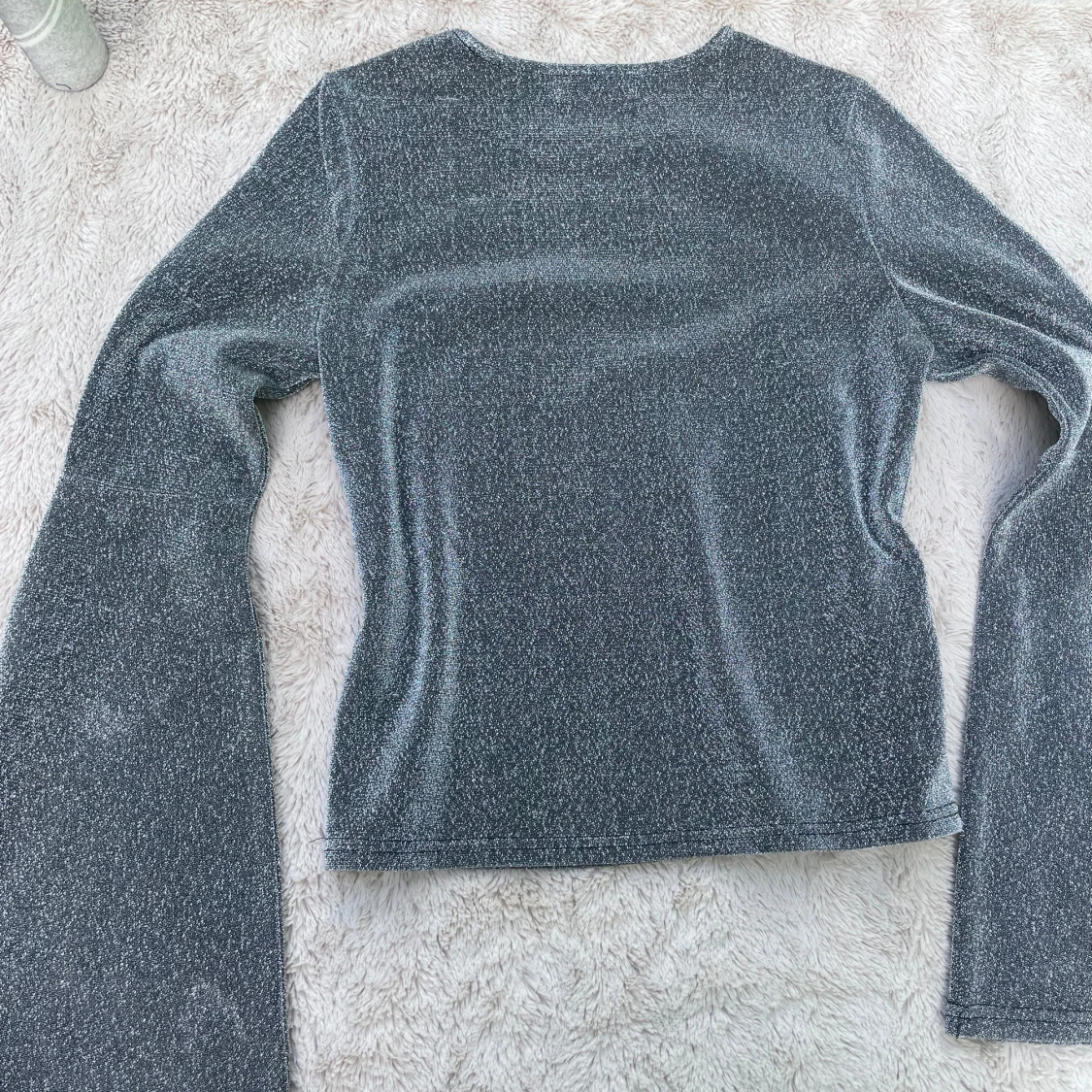 Glittrig silvertröja från NA-KD - 4