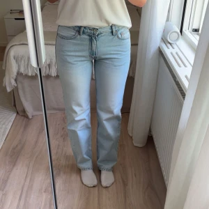 low straight jeans från Gina tricot - Ett par ljusa jeans från Gina. Nästan aldrig använda så de är i fint skick. Jag är 173 cm lång och de har en lagom längd för mig. Nypris 499.95 kr ☺️🥰