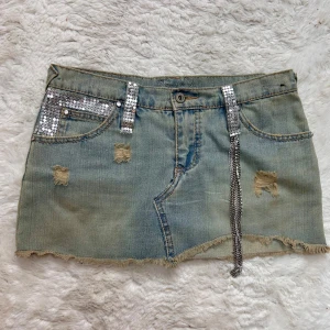 Lågmidjad jeanskjol minikjol 2000s y2k - Lågmidjad blå jeanskjol. Storlek ”8” passar en S. Midjemått:39cm total längd fram:27cm. Köp sker via köp nu, jag postar inom 24h. Kvar tills markerad såld 