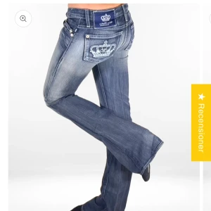 Victoria Beckham jeans - Snygga bootcut jeans från Victoria Beckham med en väldigt låg midja! De är sjukt snygga men är lite slitna nere vid benen (se bild 4) men det är inget man tänker på! Jeansen är stretchiga och väldigt bekväma! (OBS bild 1/2 är lånade men resten tagna själv) De har få små fläckar som knappt syns men skriv för bild på de! Priset kan diskuteras vid snabbt köp! Nypris 1299 kr💕