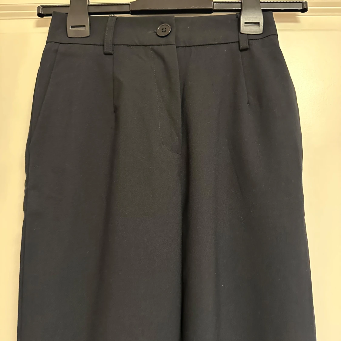 Svarta kostymbyxor med raka ben - 1