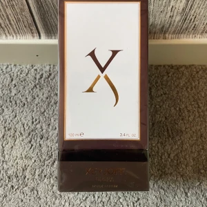 Xerjoff Opera Eau de Parfum 100ml - Lyxig parfym från Xerjoff, Opera Eau de Parfum, 100 ml. Kommer i en elegant mörkbrun och vit kartong med gulddetaljer. Italiensktillverkad och exklusiv doft, perfekt för dig som vill sticka ut med något unikt.